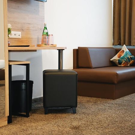 Outlet Hotel Метцинген Экстерьер фото