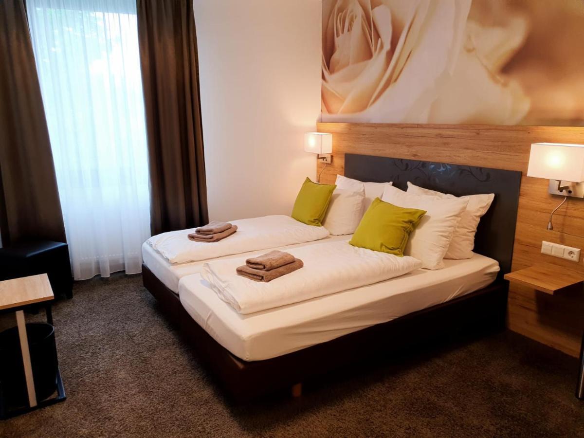 Outlet Hotel Метцинген Экстерьер фото