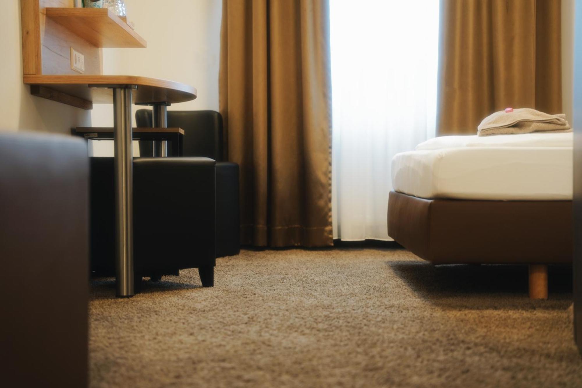 Outlet Hotel Метцинген Экстерьер фото