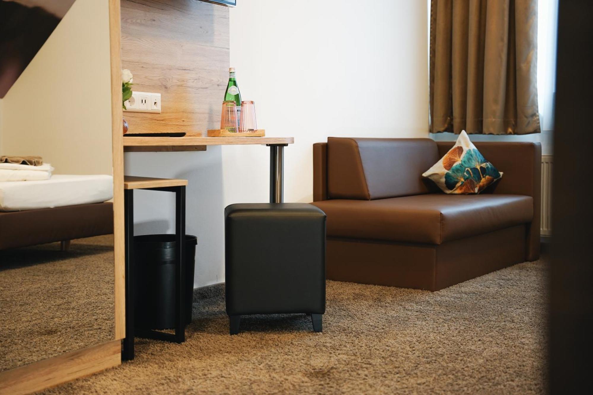 Outlet Hotel Метцинген Экстерьер фото