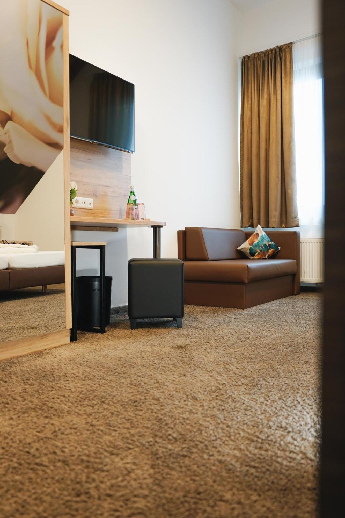 Outlet Hotel Метцинген Экстерьер фото