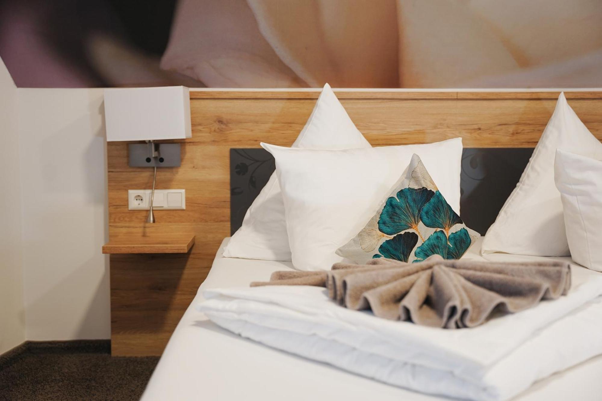 Outlet Hotel Метцинген Экстерьер фото