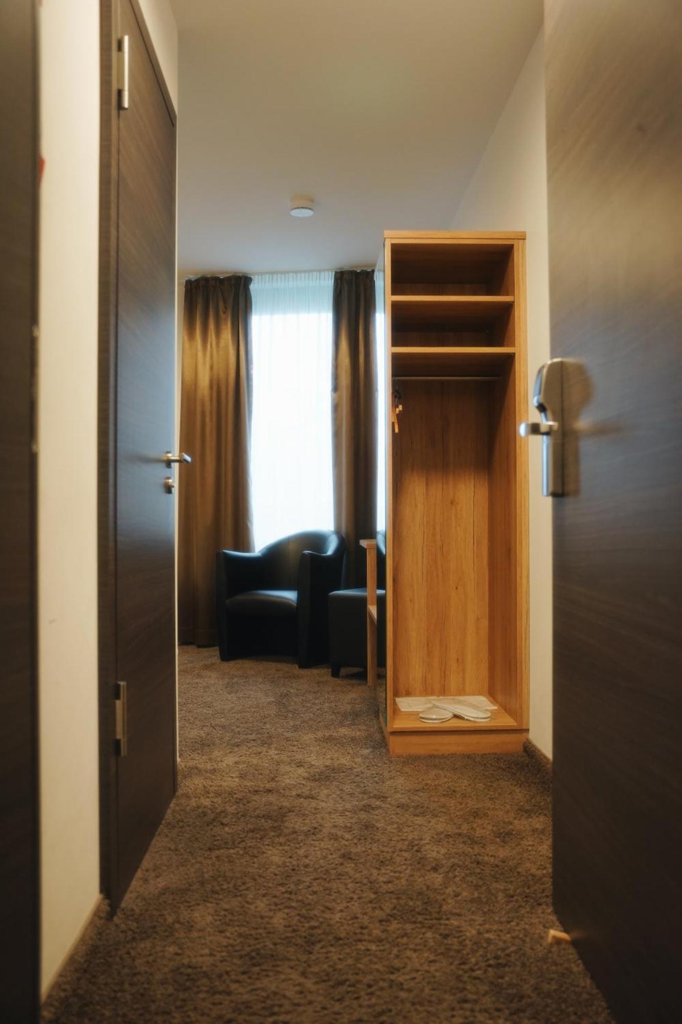 Outlet Hotel Метцинген Экстерьер фото