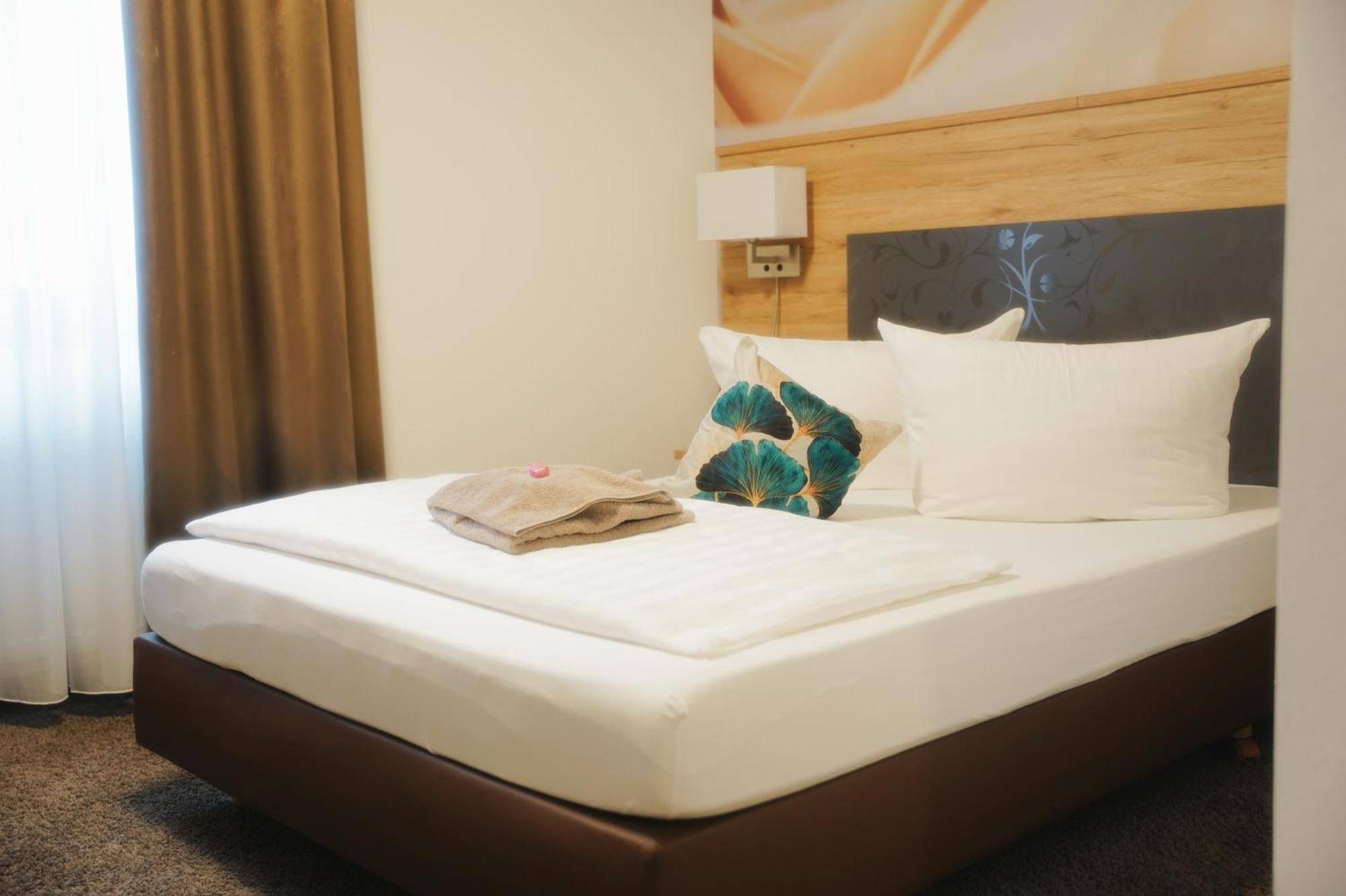 Outlet Hotel Метцинген Экстерьер фото