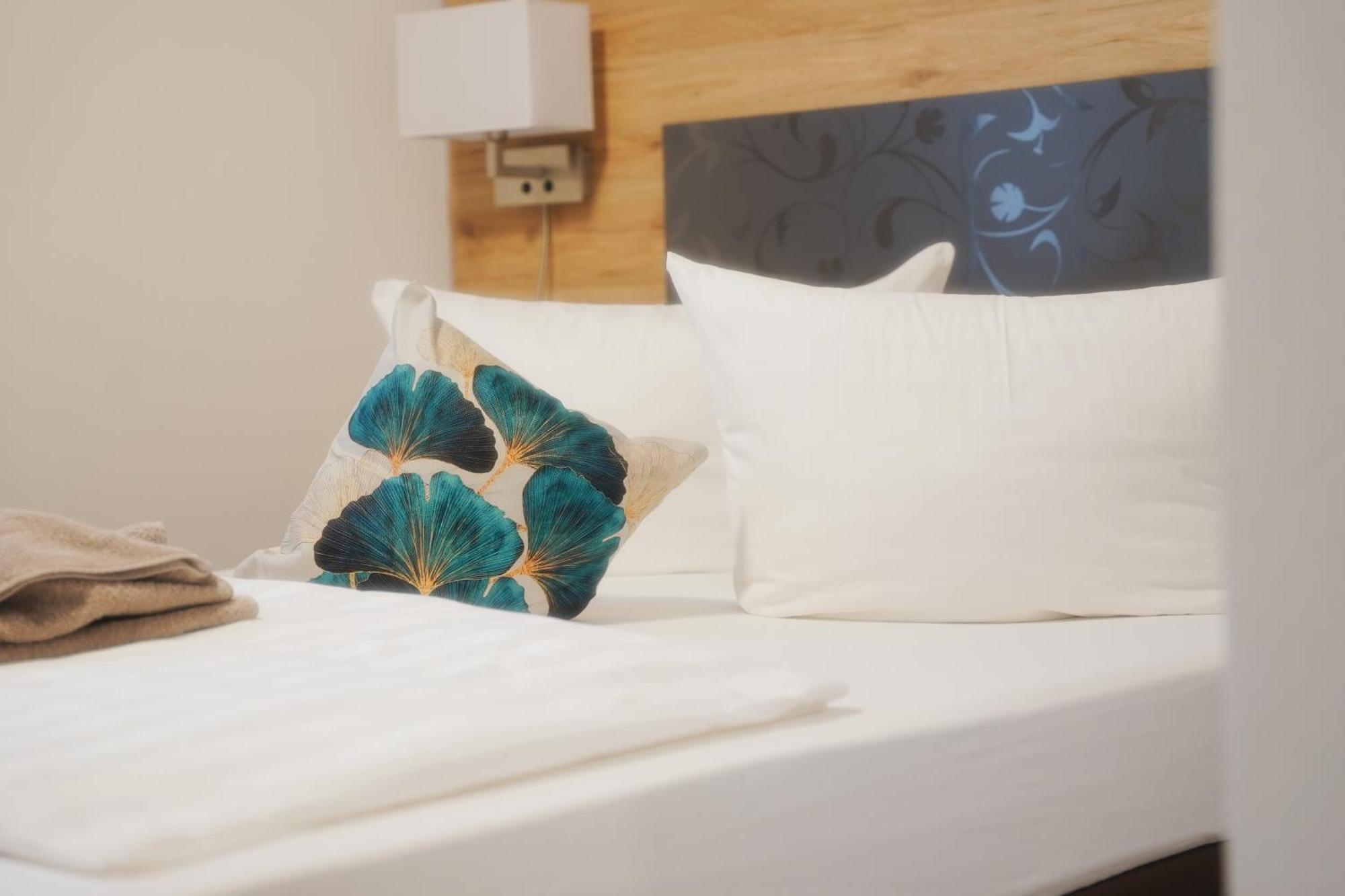 Outlet Hotel Метцинген Экстерьер фото