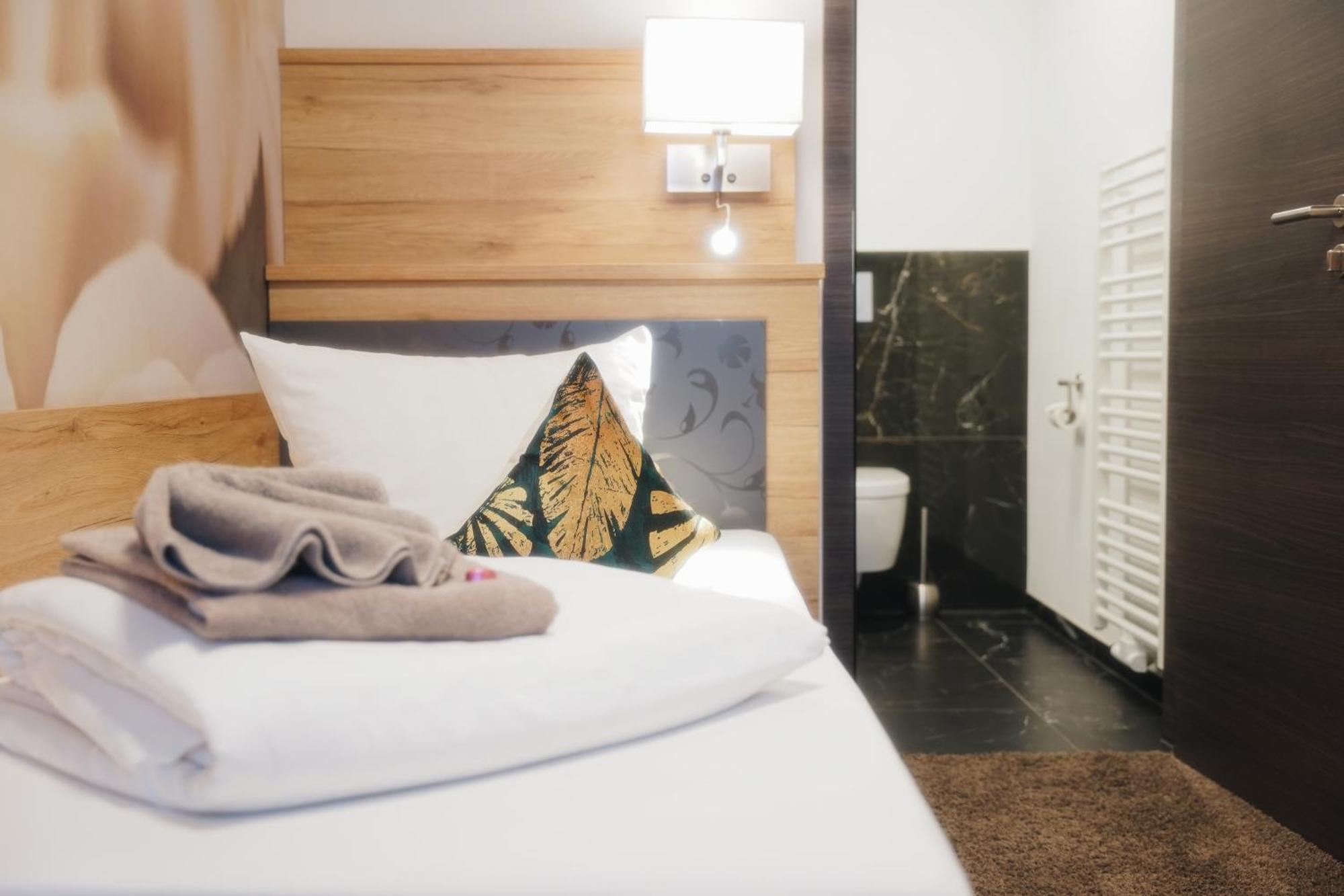 Outlet Hotel Метцинген Экстерьер фото